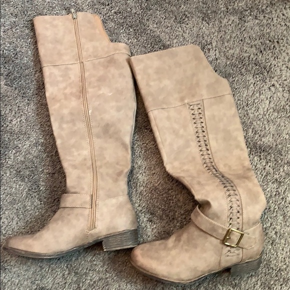 New knee high boots - Picture 2 of 3